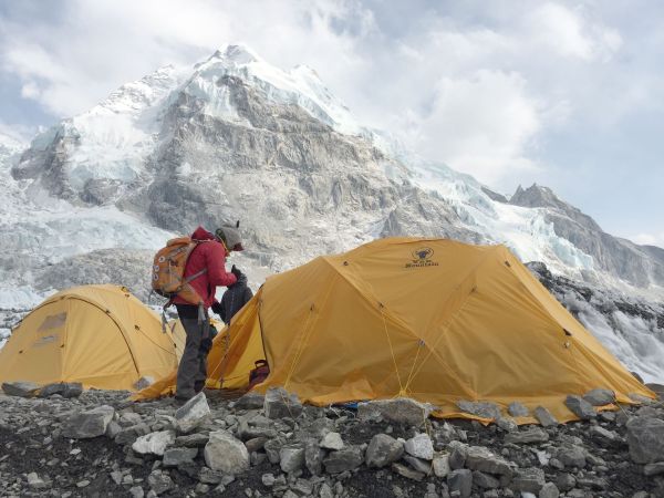 Comment organiser un camping pour une expédition de randonnée dans les montagnes du Népal?