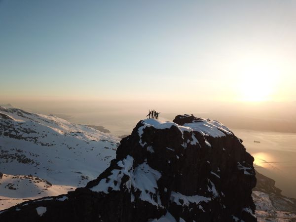 Comment organiser une expédition de trek dans les montagnes de Jotunheimen, Norvège : équipements et conseils pratiques ?