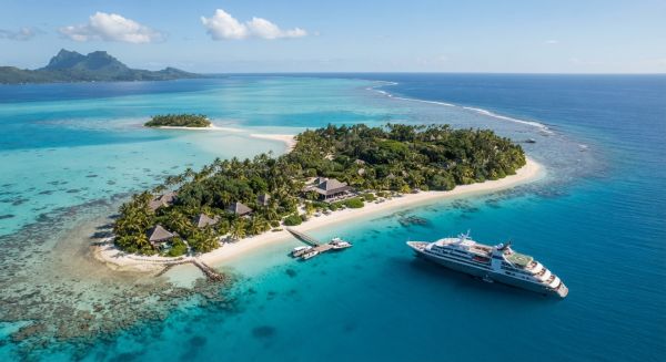 Quelle croisière offre des excursions pour découvrir les îles privées en Polynésie?