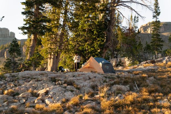 Quels sont les équipements nécessaires pour un camping en région de canyons en été?
