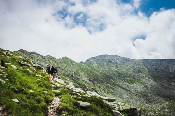 Quels sont les meilleurs itinéraires pour une randonnée dans les montagnes de Făgăraș en Roumanie ?